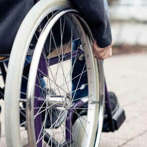 Кабмін збільшив допомогу для людей з інвалідністю